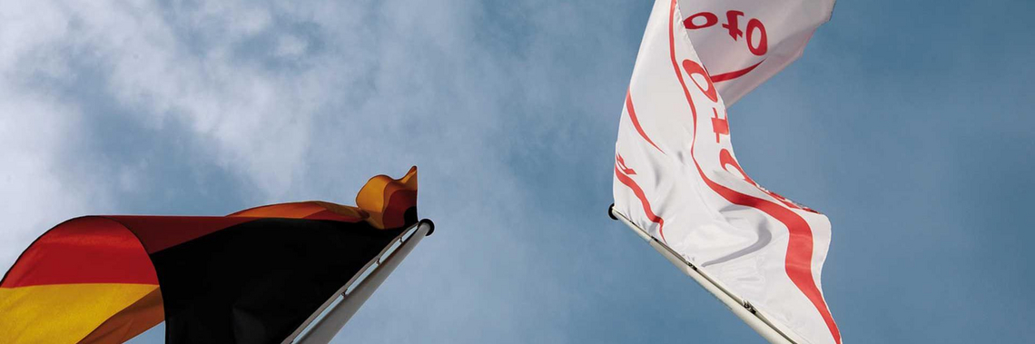 Flaga Roto i flaga niemiecka wieją na wietrze