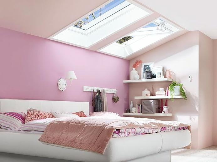 Dwa uchylne okna RotoQ zalewają sypialnię dużą ilością światła