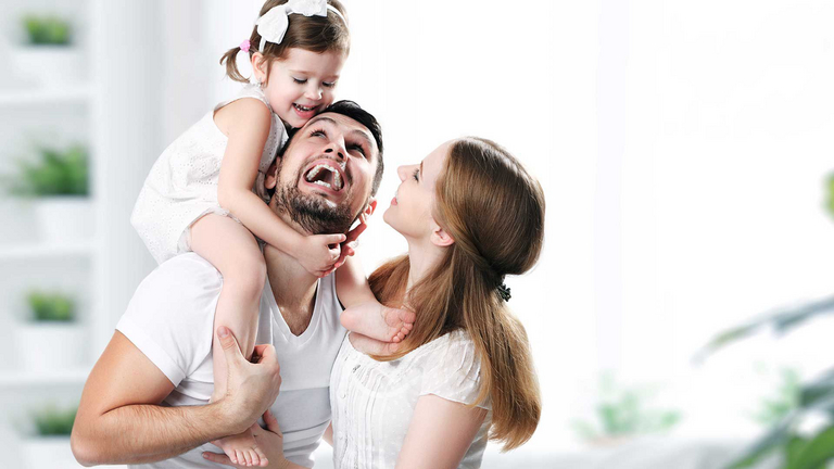 Zdjęcie szczęśliwej rodziny składającej się z ojca, matki i córki