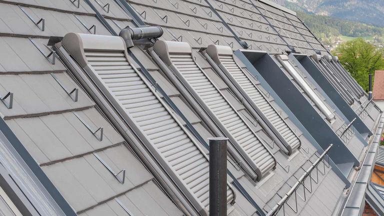Seria okien dachowych z zamkniętymi roletami zewnętrznymi